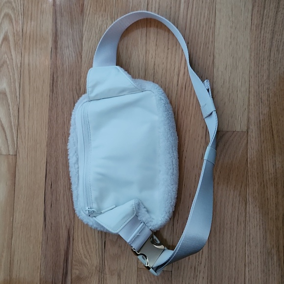 Lululemon Sherpa Belt Bag - Picture 3 of 3